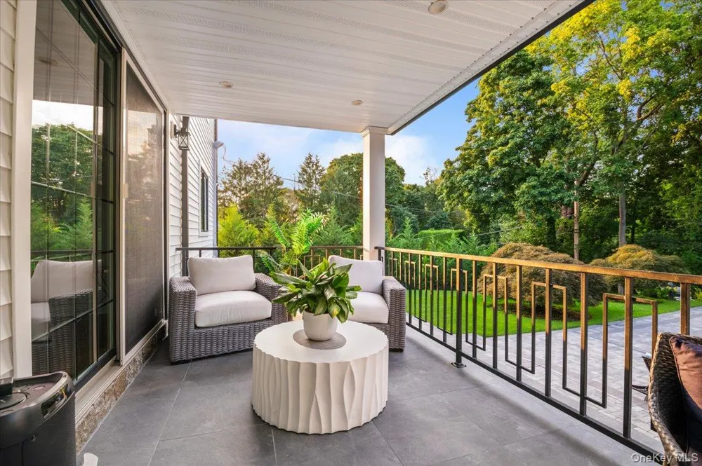 105 Woodhill Lane Manhasset, NY 11030