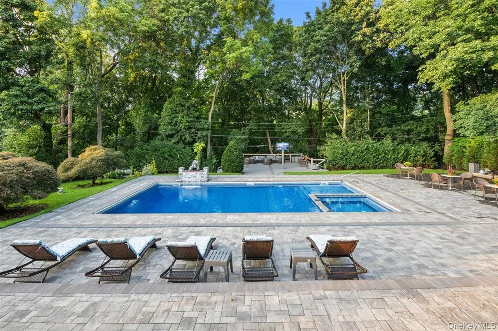 105 Woodhill Lane Manhasset, NY 11030