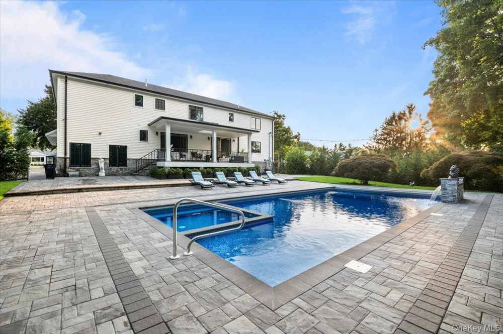 105 Woodhill Lane Manhasset, NY 11030