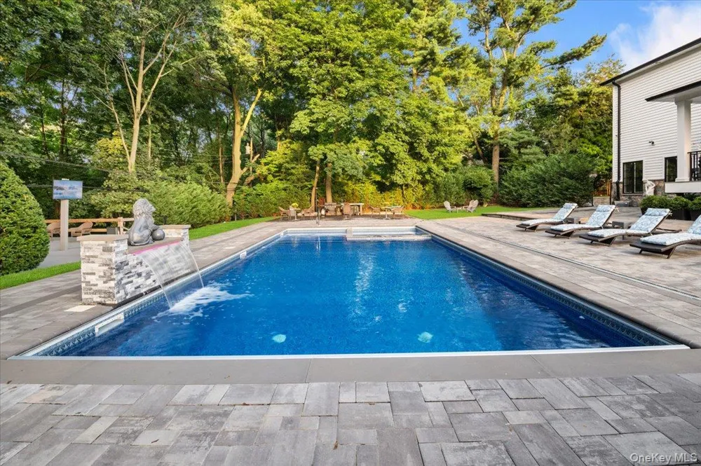 105 Woodhill Lane Manhasset, NY 11030