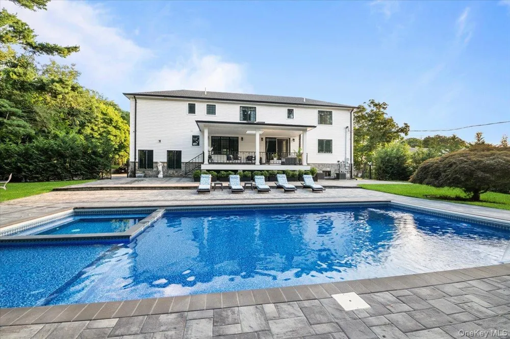 105 Woodhill Lane Manhasset, NY 11030