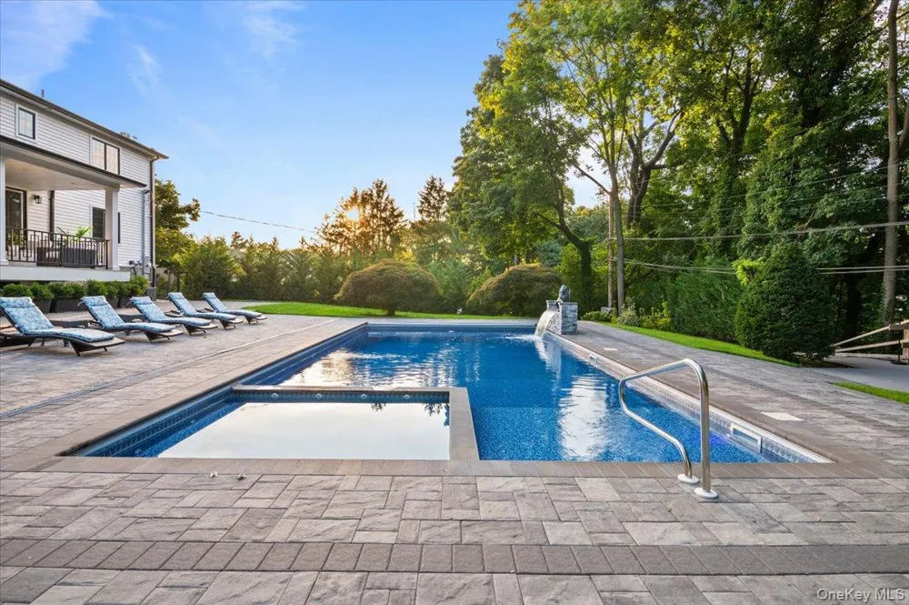105 Woodhill Lane Manhasset, NY 11030