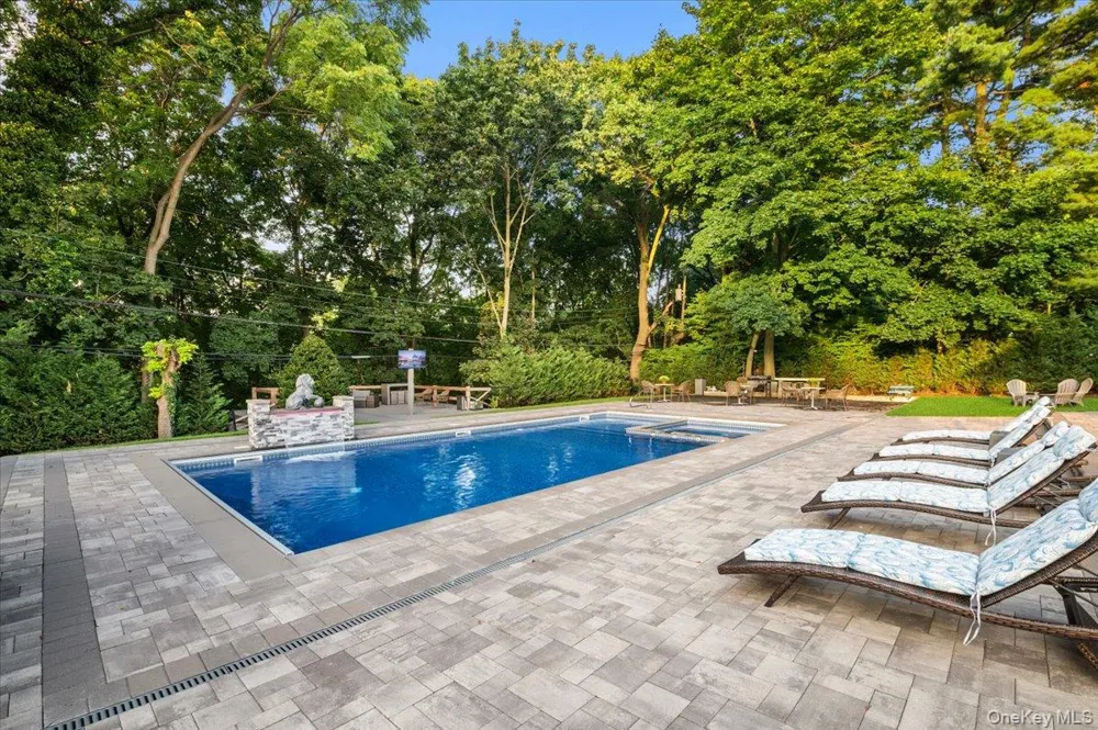 105 Woodhill Lane Manhasset, NY 11030
