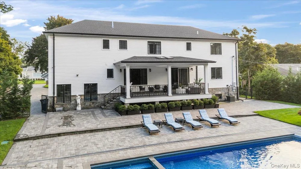 105 Woodhill Lane Manhasset, NY 11030