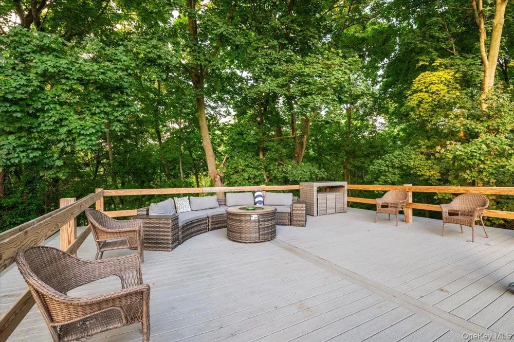 105 Woodhill Lane Manhasset, NY 11030