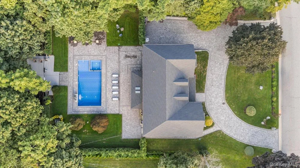 105 Woodhill Lane Manhasset, NY 11030