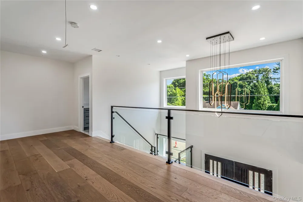 97 North Court Roslyn Heights, NY 11577