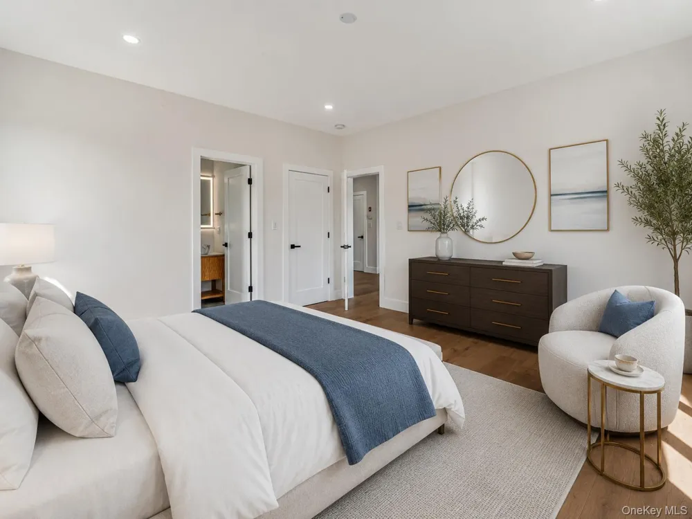 97 North Court Roslyn Heights, NY 11577