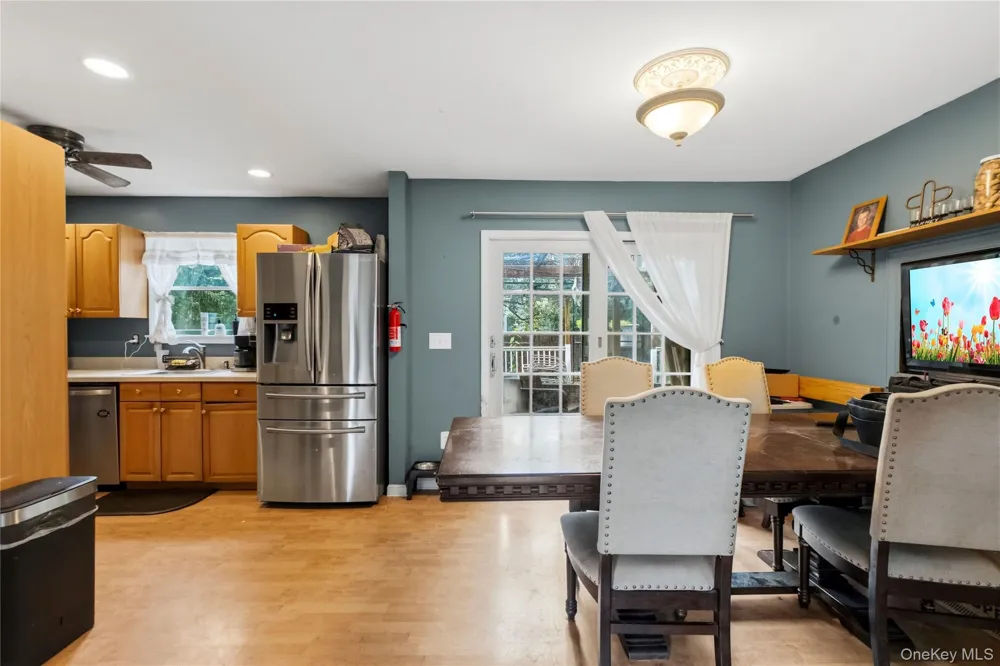21 Lafayette Avenue Lake Grove, NY 11755