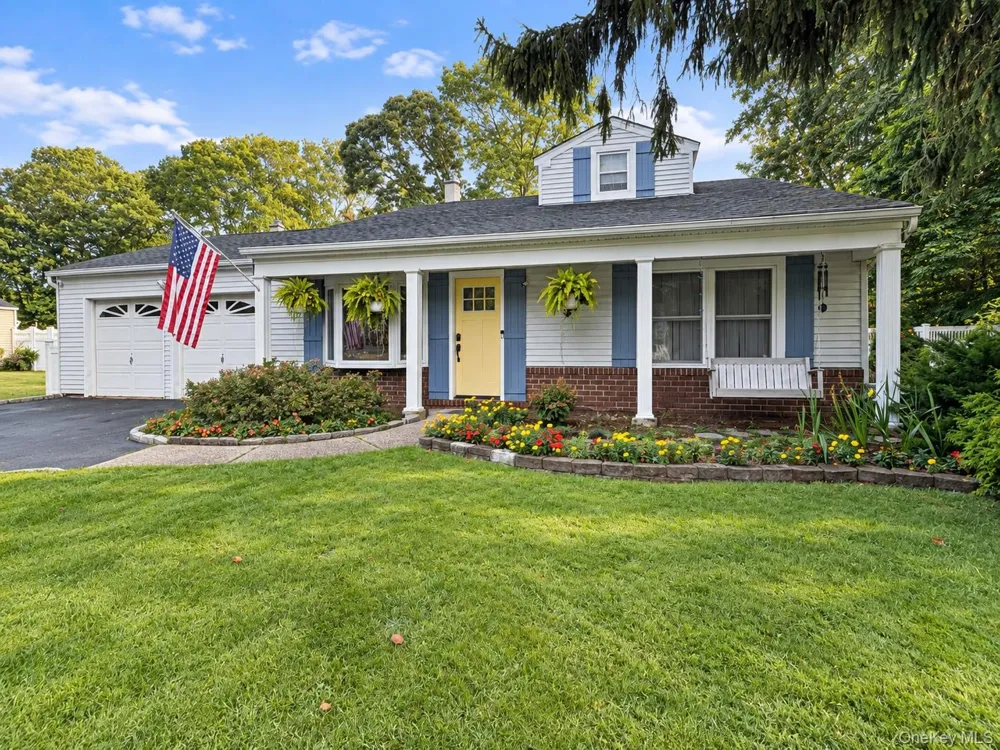 9 Sugarbush Lane Coram, NY 11727