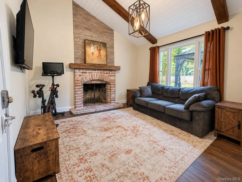 9 Sugarbush Lane Coram, NY 11727