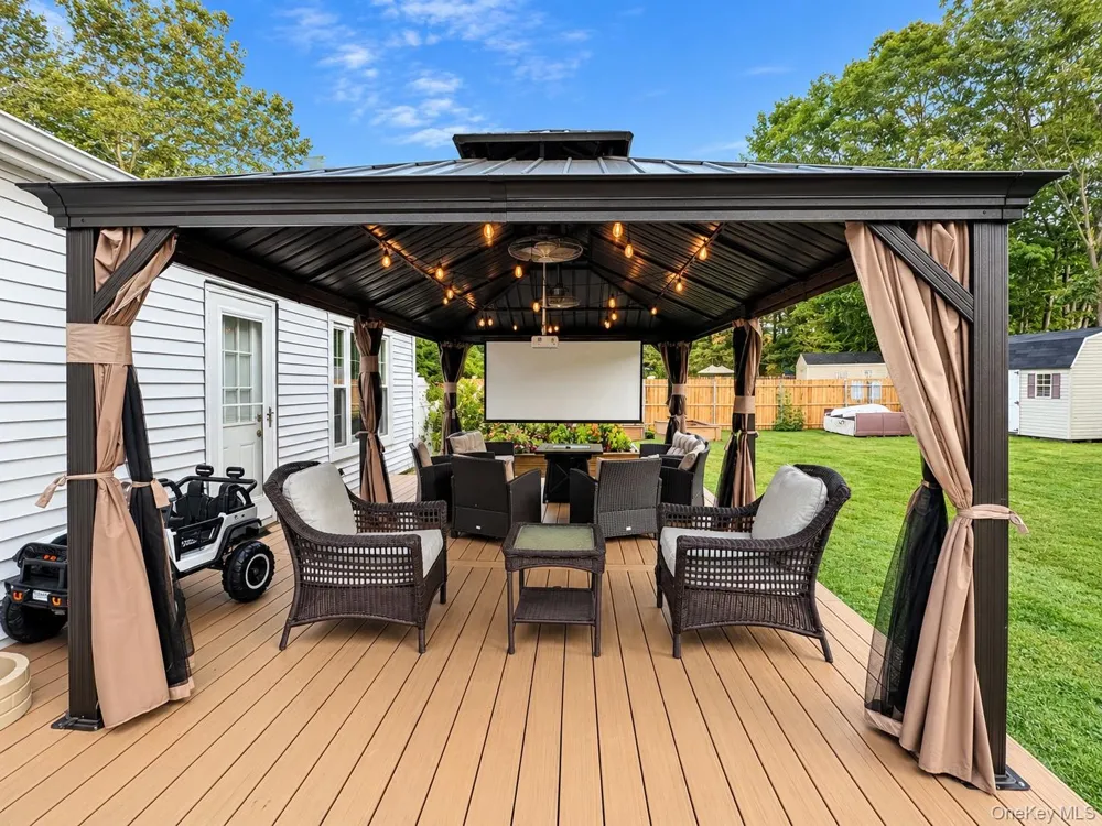 9 Sugarbush Lane Coram, NY 11727