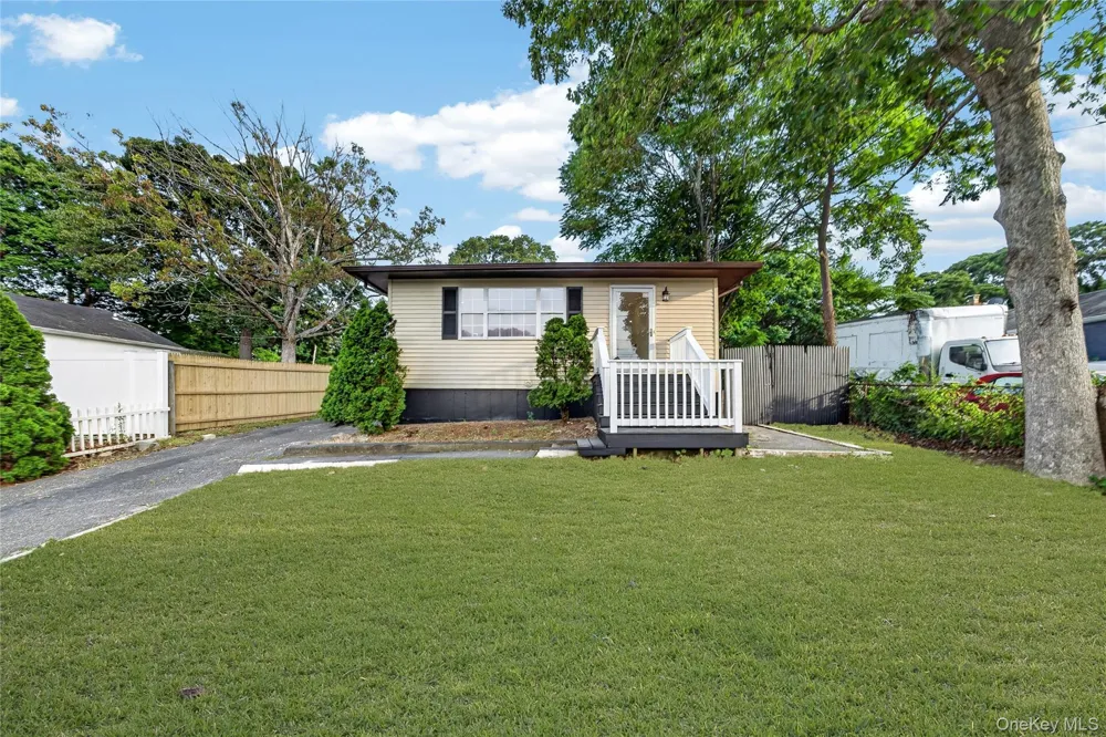 28 Roslyn Avenue Selden, NY 11784