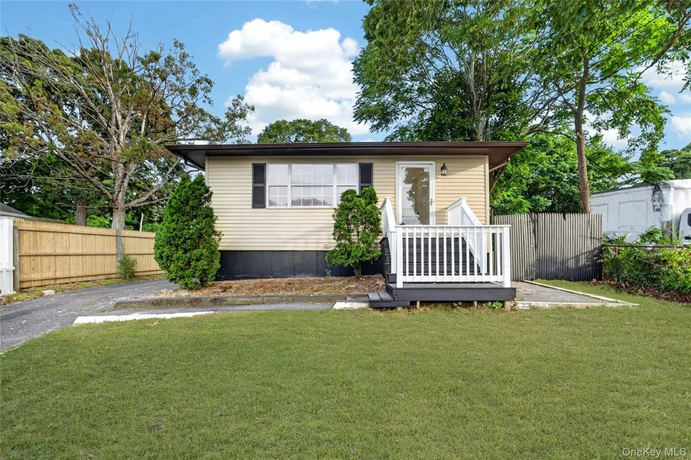 28 Roslyn Avenue Selden, NY 11784