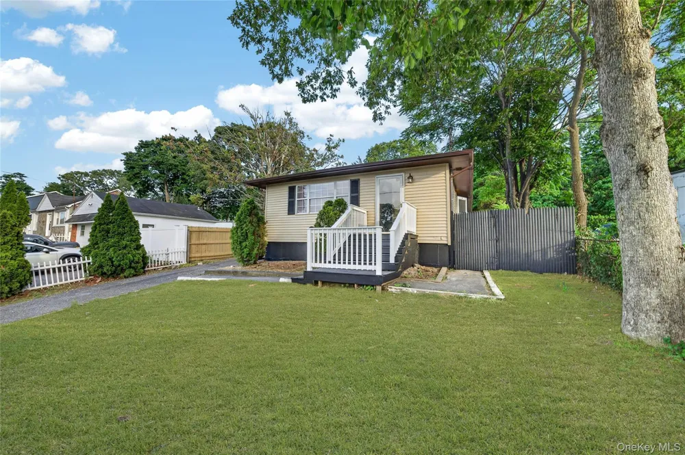 28 Roslyn Avenue Selden, NY 11784