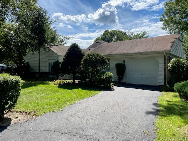 39 Freemont Lane Coram, NY 11727
