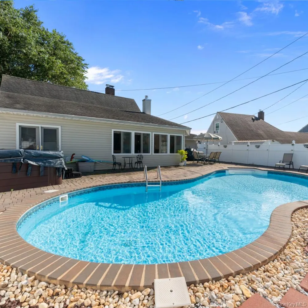 27 Eden Lane Levittown, NY 11756