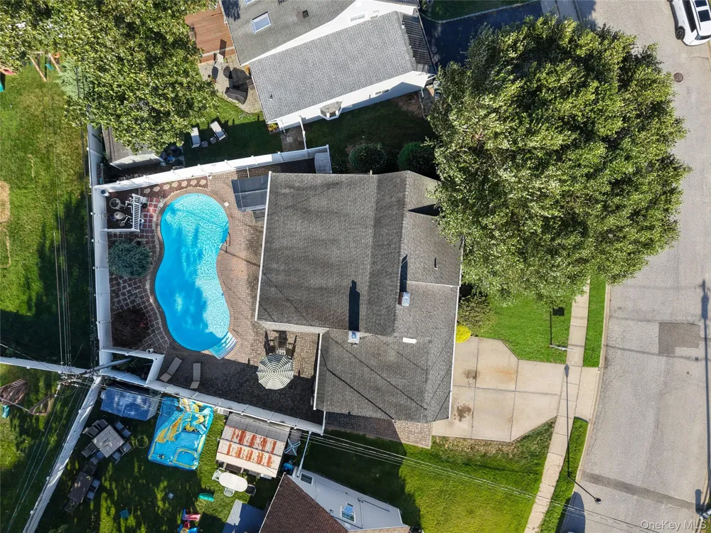 27 Eden Lane Levittown, NY 11756