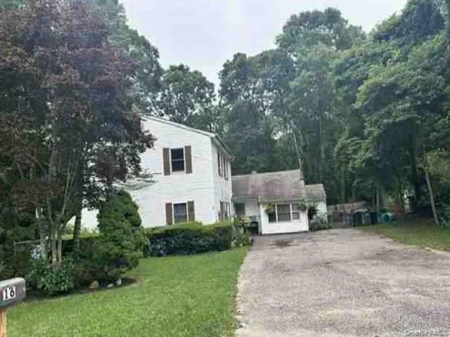 16 Astor Drive Shirley, NY 11967