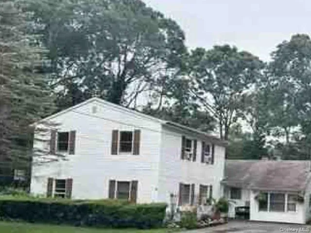 16 Astor Drive Shirley, NY 11967