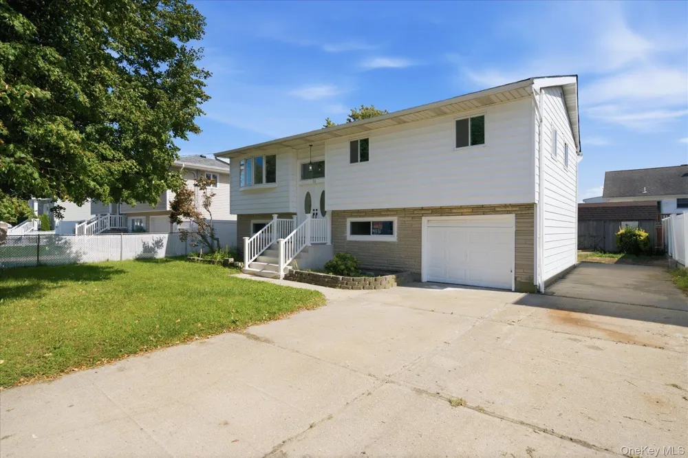 14 Garfield Place Lindenhurst, NY 11757