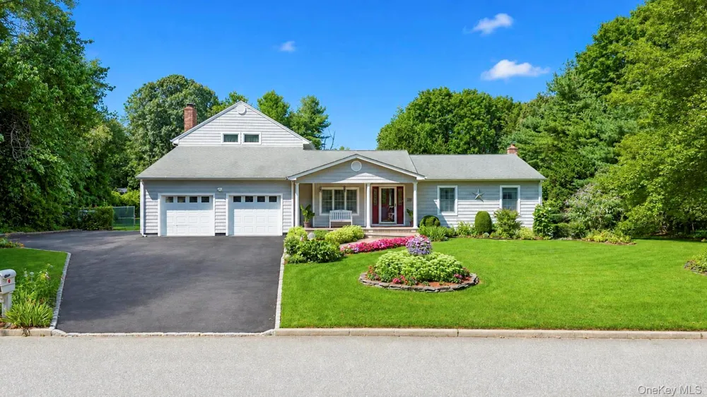 29 Niewood Drive Ridge, NY 11961