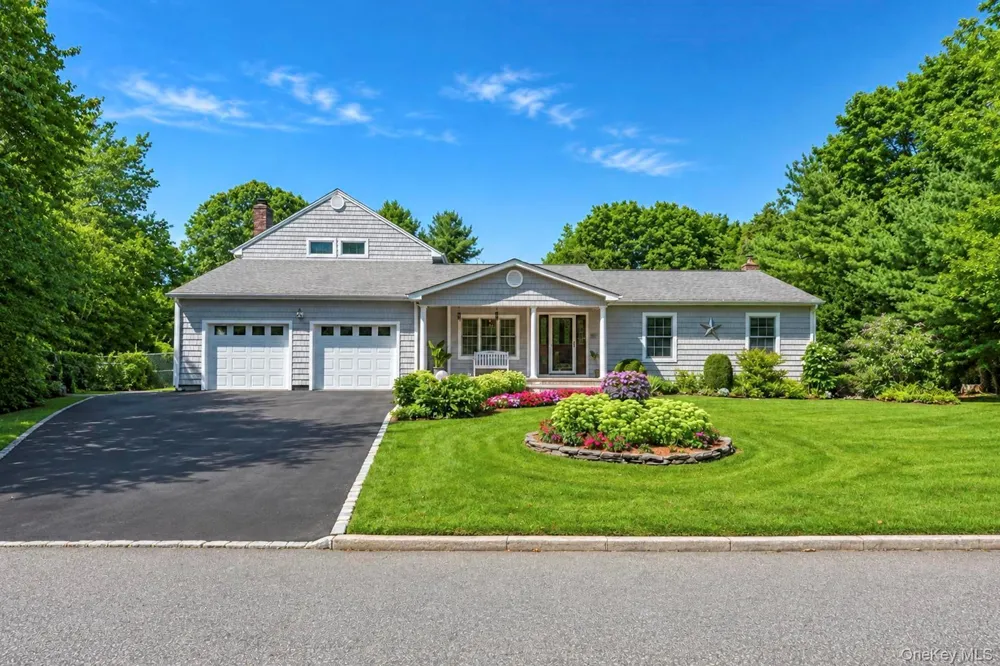 29 Niewood Drive Ridge, NY 11961