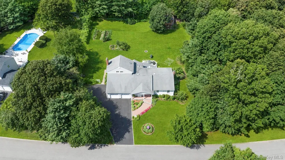 29 Niewood Drive Ridge, NY 11961