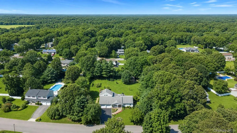 29 Niewood Drive Ridge, NY 11961