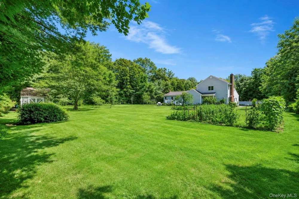 29 Niewood Drive Ridge, NY 11961
