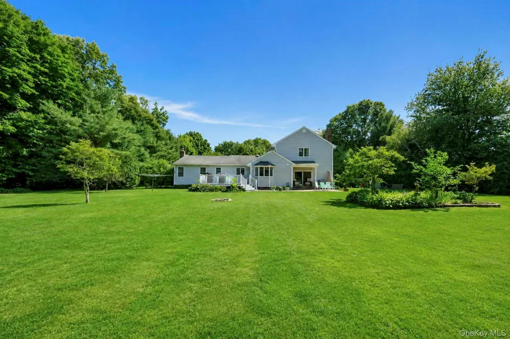 29 Niewood Drive Ridge, NY 11961