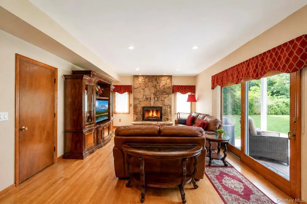 29 Niewood Drive Ridge, NY 11961