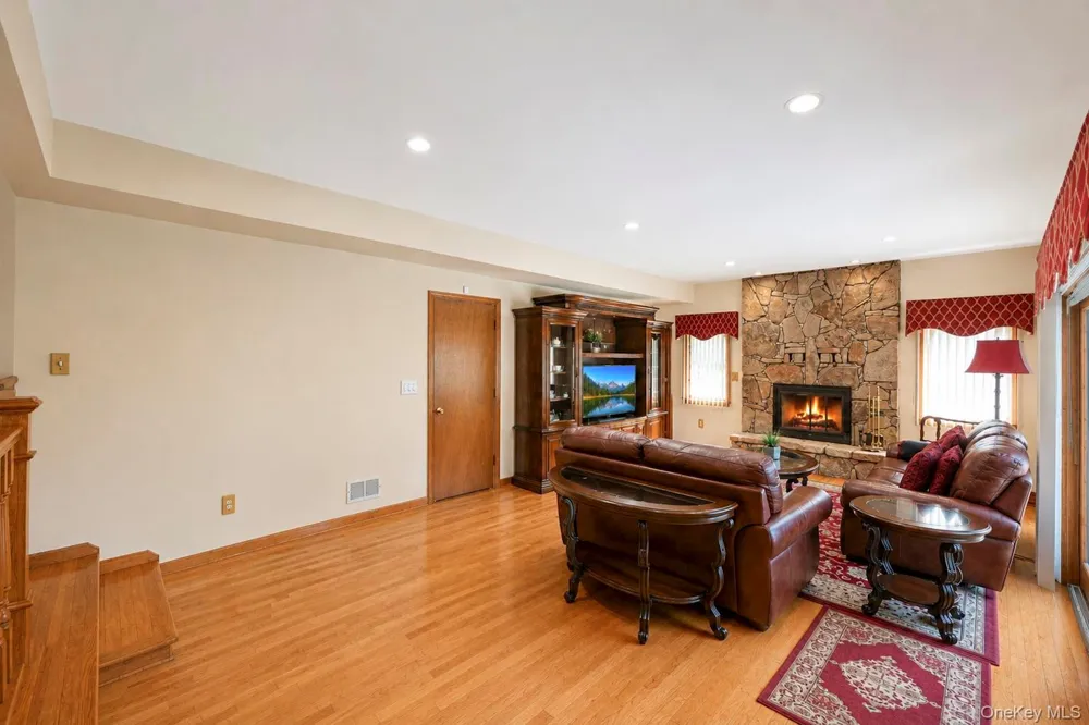 29 Niewood Drive Ridge, NY 11961