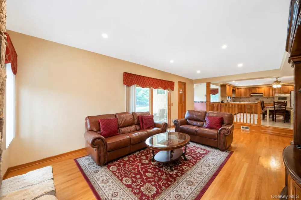 29 Niewood Drive Ridge, NY 11961