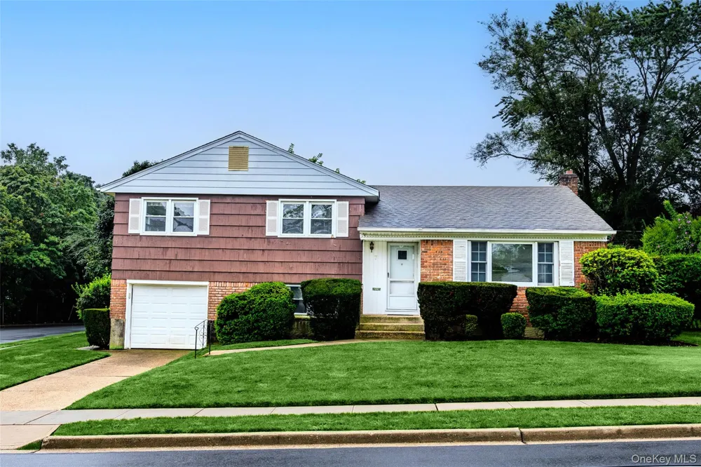 7 Barby Lane Plainview, NY 11803