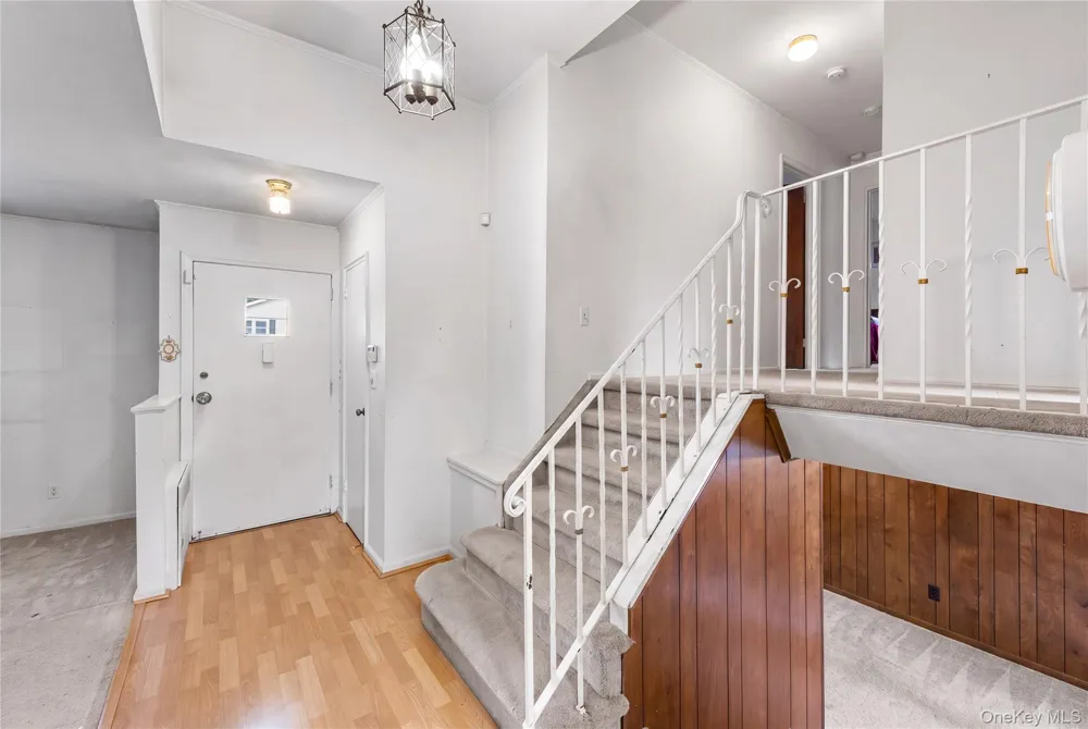 7 Barby Lane Plainview, NY 11803