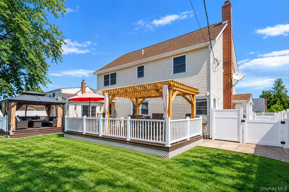 16 Salem Road Hicksville, NY 11801