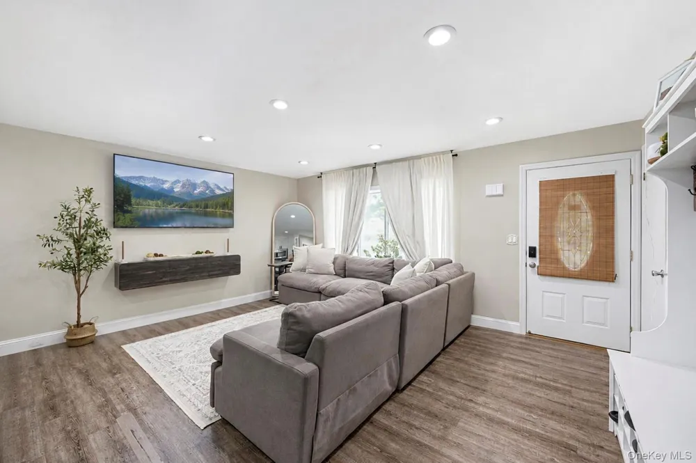 13 Adobe Drive Shirley, NY 11967