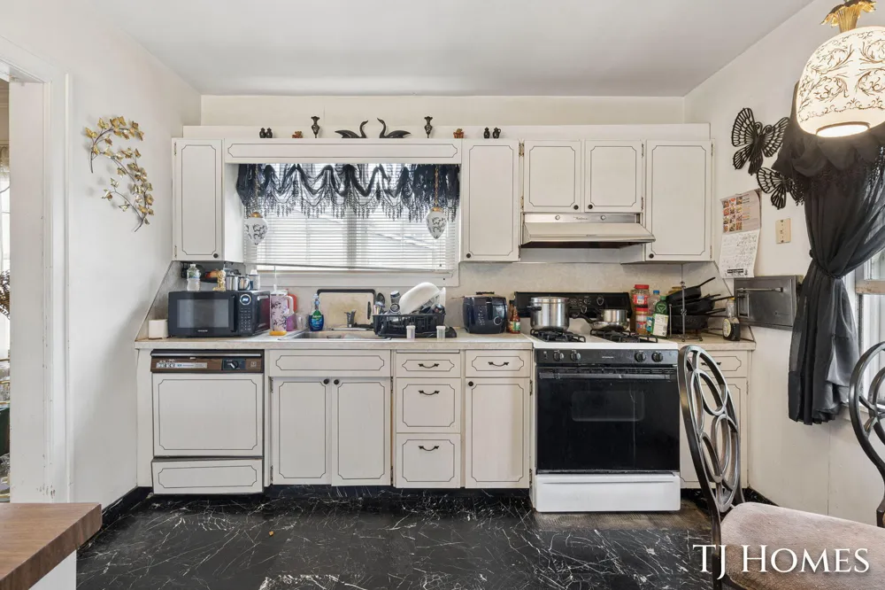 1587 Peck Street Muskegon, MI 49441