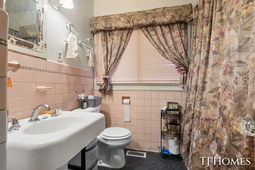 1587 Peck Street Muskegon, MI 49441