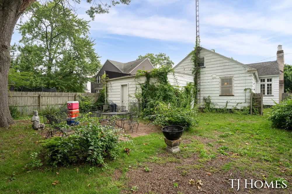 1587 Peck Street Muskegon, MI 49441
