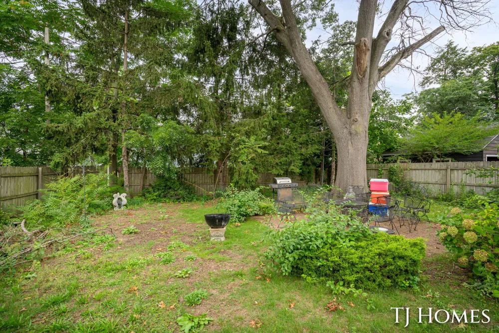 1587 Peck Street Muskegon, MI 49441