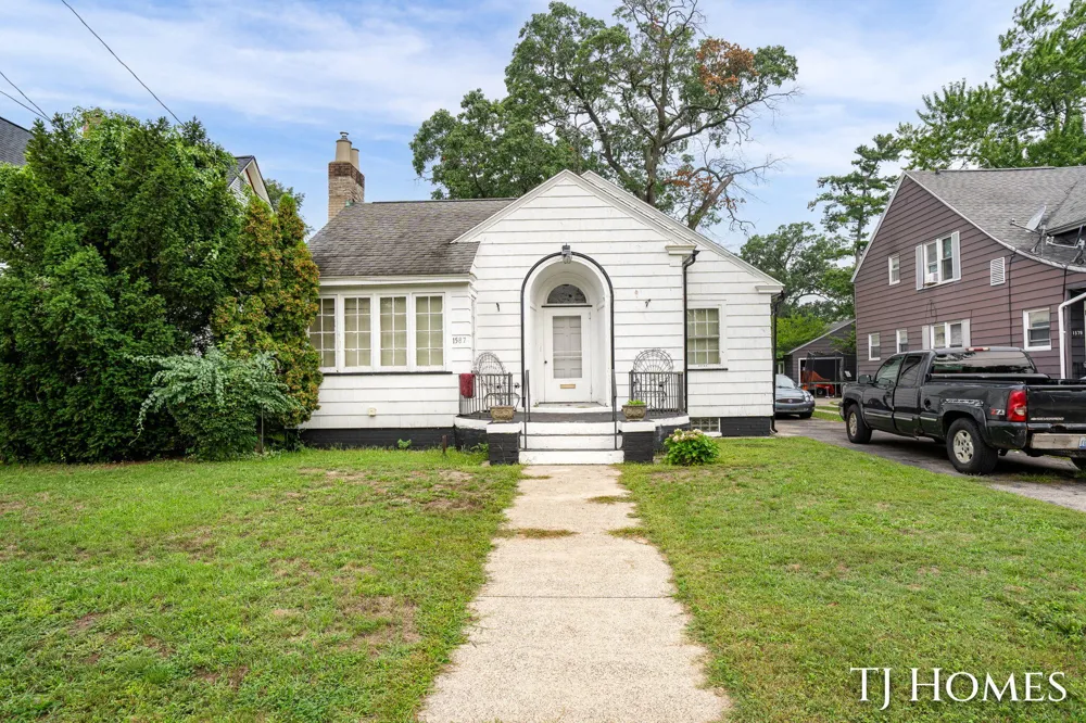 1587 Peck Street Muskegon, MI 49441