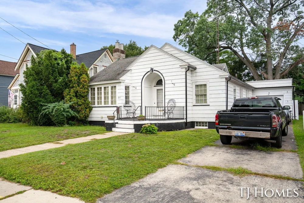 1587 Peck Street Muskegon, MI 49441