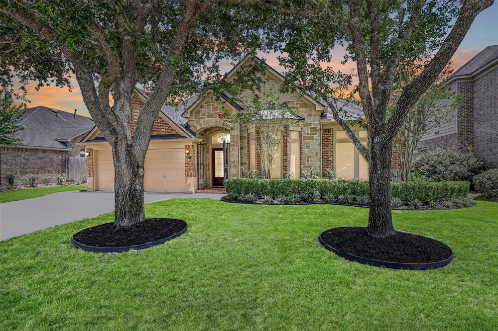 2427 Pioneer Oaks Drive Fresno, TX 77545