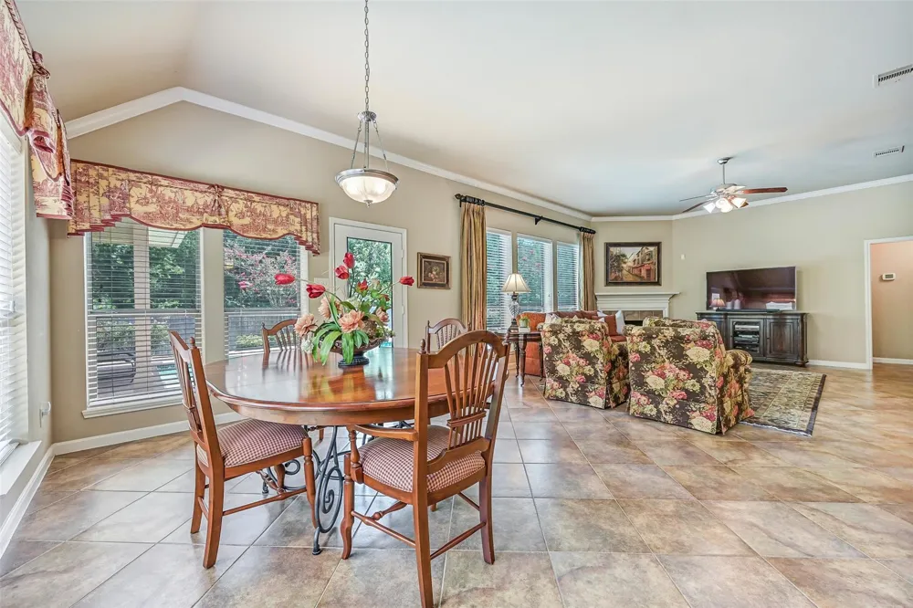 2427 Pioneer Oaks Drive Fresno, TX 77545