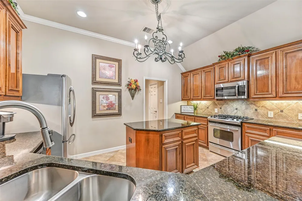2427 Pioneer Oaks Drive Fresno, TX 77545