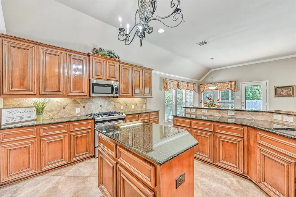 2427 Pioneer Oaks Drive Fresno, TX 77545