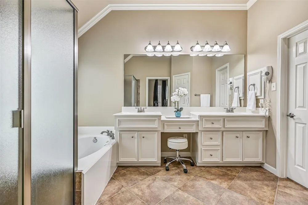 2427 Pioneer Oaks Drive Fresno, TX 77545