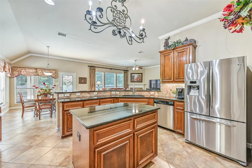 2427 Pioneer Oaks Drive Fresno, TX 77545